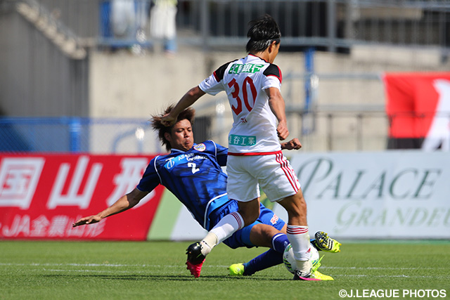 山﨑 雅人（金沢）のドリブルをスライディングで止める田代 真一（山形）【明治安田Ｊ２ 第14節 山形vs金沢】