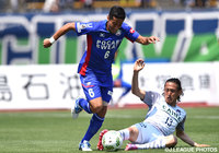 スライディングをかわして攻め上がるカルリーニョス（徳島）【明治安田Ｊ２ 第14節 徳島vs群馬】