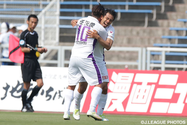 逆転ゴールを決めた山瀬 功治（京都）【明治安田Ｊ２ 第14節 北九州vs京都】