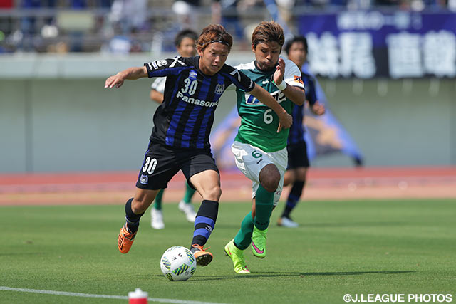 タッチライン際で攻防を繰り広げる平尾 壮（Ｇ大23）と保﨑 淳（相模原）【明治安田Ｊ３ 第10節 Ｇ大23vs相模原】