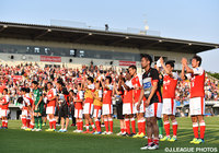 会場に集まったファン・サポーターに挨拶を行う熊本の選手達【明治安田Ｊ２ 第14節 熊本vs水戸】