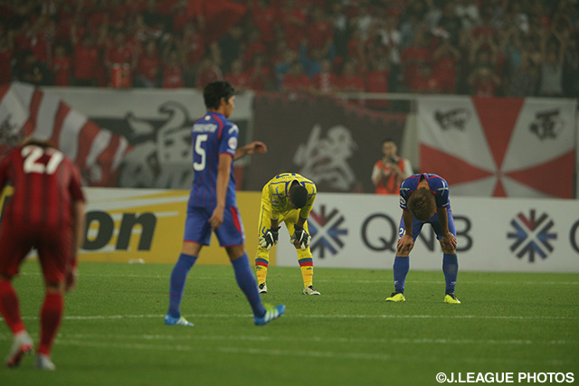 試合終了のホイッスルにうなだれるFC東京の選手達【ＡＣＬ ラウンド16 第2戦 上海上港vsFC東京】