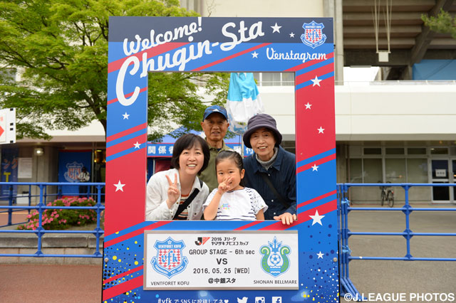 今日は家族で観戦！仲微笑ましく1枚のフレームに納まりました！【ＹＮＣ GS 第6節 甲府vs湘南】