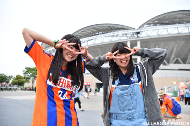 ダブルピースでにっこり笑顔の新潟女子サポーター【ＹＮＣ GS 第6節 新潟vs横浜FM】