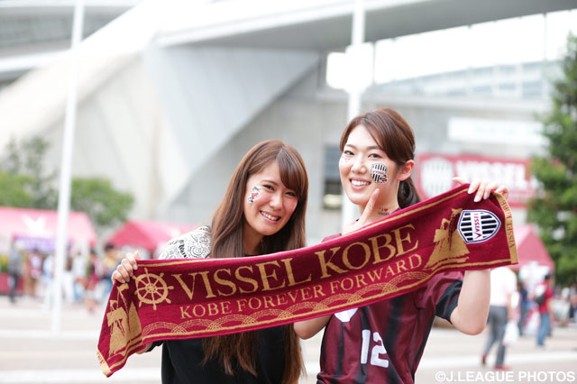 キュートなフェイスペイントで応援モードの神戸女子サポーター【ＹＮＣ GS 第6節 神戸vs名古屋】