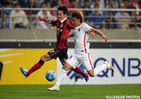 コ グアンミン（FCソウル）とマッチアップする関根 貴大（浦和）【ＡＣＬ ラウンド16 第2戦 FCソウルvs浦和】