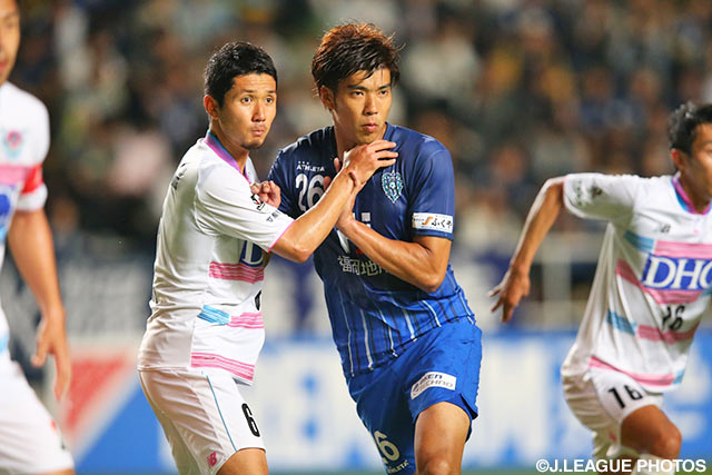 激しい位置取りを繰り広げる岡本 知剛（鳥栖）と田村 友（福岡）【ＹＮＣ GS 第6節 福岡vs鳥栖】