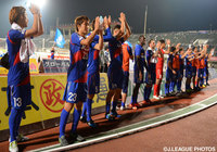 勝利を飾りファン・サポーターに挨拶をする甲府の選手たち【ＹＮＣ GS 第6節 甲府vs湘南】