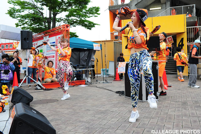 熱いパフォーマンスで会場を盛り上げる「LXCEE」の皆さん【明治安田Ｊ２ 第15節 清水vs群馬】