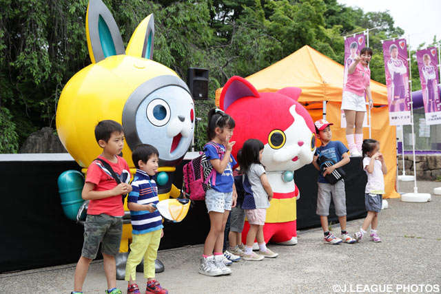 子供たちに大人気のジバニャンとＵＳＡピョンが西京極に来場！【明治安田Ｊ２ 第15節 京都vs横浜FC】