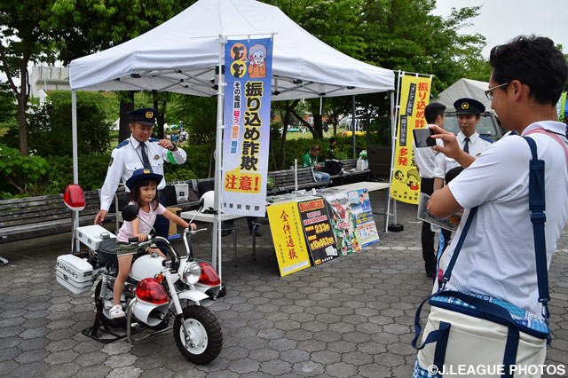 可愛らしい婦警さんが会場をパトロール【明治安田Ｊ２ 第15節 岐阜vs山形】