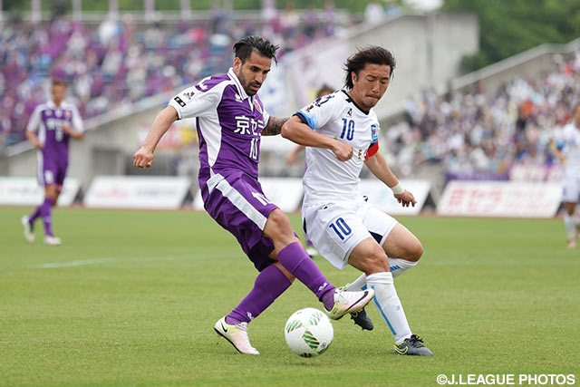 共に10番を背負うエスクデロ 競飛王（京都）と寺田 紳一（横浜FC）が激突【明治安田Ｊ２ 第15節 京都vs横浜FC】