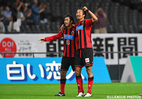 3試合連続得点の内村 圭宏（札幌 #13）と先制PKを決めた都倉 賢（#9）【明治安田Ｊ２ 第15節 札幌vs山口】