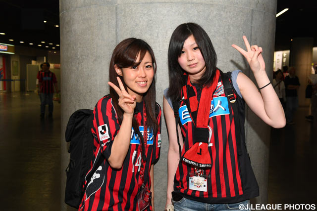 バッチリとポーズを決める札幌の女子サポーター【明治安田Ｊ２ 第15節 札幌vs山口】