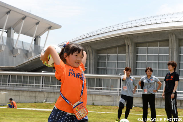長野ファンの女の子がロングスロー選手権に挑戦【明治安田Ｊ３ 第11節 長野vsF東23】