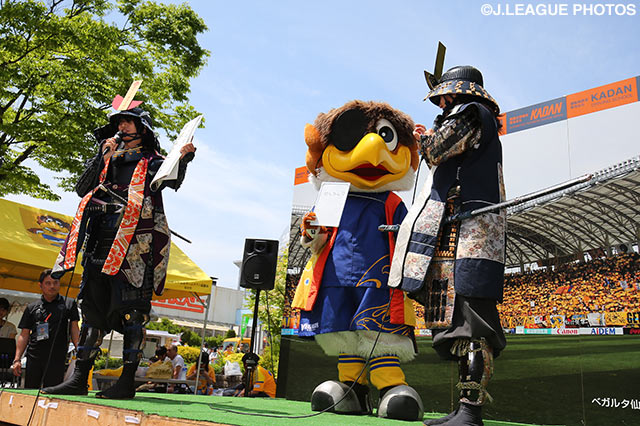 伊達武将隊・片倉小十郎景綱、片倉小十郎重綱親子による演武にベガッ太も参加【明治安田Ｊ１ 1st 第14節 仙台vs新潟】