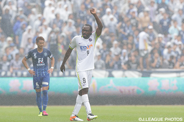 今季11点目となる先制ゴールを決めたピーター ウタカ（広島）【明治安田Ｊ１ 1st 第14節 福岡vs広島】