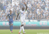 今季11点目となる先制ゴールを決めたピーター ウタカ（広島）【明治安田Ｊ１ 1st 第14節 福岡vs広島】