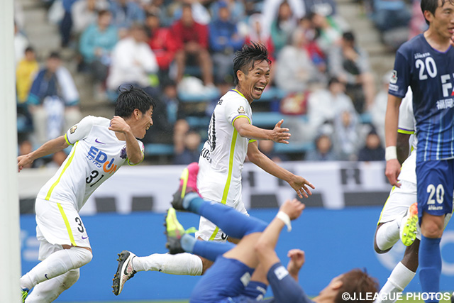 前半3点目となるゴールを頭で決めて決めた柴﨑 晃誠 （広島）【明治安田Ｊ１ 1st 第14節 福岡vs広島】