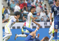 前半3点目となるゴールを頭で決めて決めた柴﨑 晃誠 （広島）【明治安田Ｊ１ 1st 第14節 福岡vs広島】