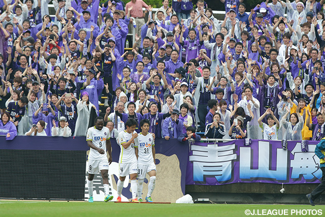 54分に試合を決定づけるこの日2点目のゴールを決めた宮吉 拓実（広島）【明治安田Ｊ１ 1st 第14節 福岡vs広島】