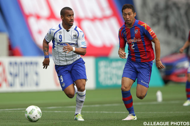 ドリブルで攻め込むアデミウソン（Ｇ大阪）【明治安田Ｊ１ 1st 第14節 FC東京vsＧ大阪】