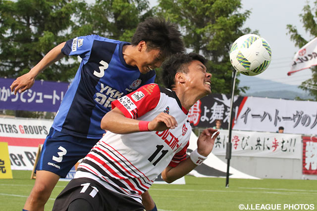 激しく競り合う代 健司（富山）と谷口 堅三（盛岡）【明治安田Ｊ３ 第11節 盛岡vs富山】
