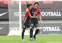 共に追加点を挙げた柴崎 岳（鹿島 ＃10）と金崎 夢生（#33）【明治安田Ｊ１ 1st 第14節 鹿島vs甲府】