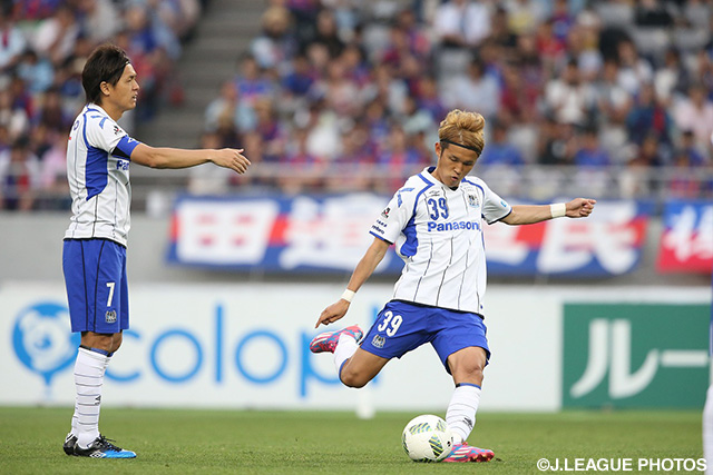 FKでゴールを狙った宇佐美 貴史（Ｇ大阪）【明治安田Ｊ１ 1st 第14節 FC東京vsＧ大阪】