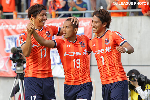 大宮に2点のリードをもたらした奥井 諒（#19）と江坂 任（#7）【明治安田Ｊ１ 1st 第14節 大宮vs神戸】