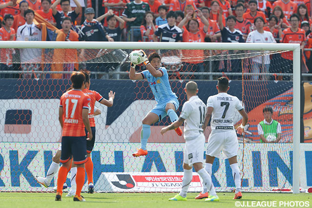 2失点を喫するも好セーブを連発した加藤 順大（大宮）【明治安田Ｊ１ 1st 第14節 大宮vs神戸】