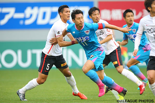 豊田 陽平（鳥栖）をマークする槙野 智章（浦和）【明治安田Ｊ１ 1st 第14節 鳥栖vs浦和】