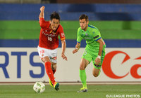 マッチアップする野田 隆之介（名古屋）と長谷川 アーリアジャスール（湘南）【明治安田Ｊ１ 1st 第14節 湘南vs名古屋】