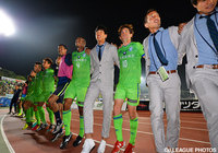 今季ホーム初勝利の喜びをファン・サポーターと分かち合った湘南【明治安田Ｊ１ 1st 第14節 湘南vs名古屋】