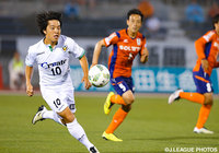 ドリブルで駆け上がる高木 善朗（東京Ｖ）【明治安田Ｊ２ 第15節 愛媛vs東京Ｖ】