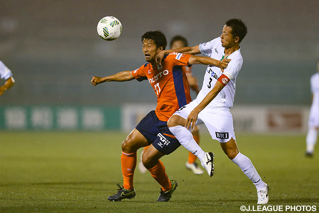 井林 章（東京Ｖ）と競り合う途中出場の阪野 豊史（愛媛）【明治安田Ｊ２ 第15節 愛媛vs東京Ｖ】