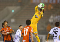 ハイボールを落ち着いて処理する鈴木 椋大（東京Ｖ）【明治安田Ｊ２ 第15節 愛媛vs東京Ｖ】