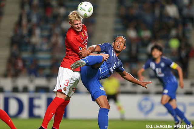 激しい攻防を繰り広げたオーマン（名古屋）とウェリントン（福岡）【明治安田Ｊ１ 1st 第7節 福岡vs名古屋】