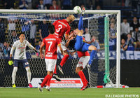 試合終盤にオーバーヘッドシュートを放った城後 寿（福岡）【明治安田Ｊ１ 1st 第7節 福岡vs名古屋】