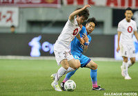 中盤で競り合う中坂 勇哉（神戸）と高橋 義希（鳥栖）【明治安田Ｊ１ 1st 第7節 鳥栖vs神戸】