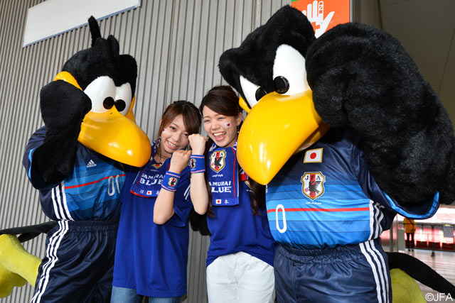 女性サポーターが日本代表マスコットのカラッペ、カララとガッツポーズ！【キリンカップ2016 日本代表vsブルガリア代表】