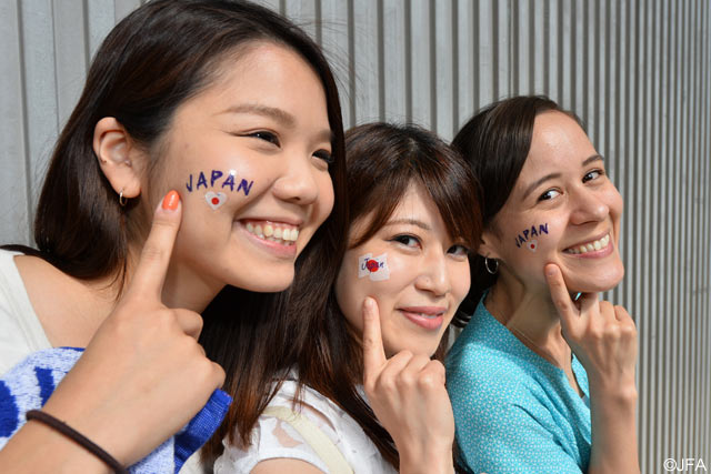 フェイスペイントをバッチリと決め、観戦に臨む女性サポーター達【キリンカップ2016 日本代表vsブルガリア代表】