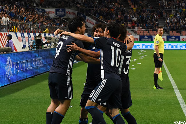 柏木 陽介（浦和）のアシストから先制点を挙げた岡崎 慎司を中心に、歓喜の輪ができる。【キリンカップ2016 日本代表vsブルガリア代表】