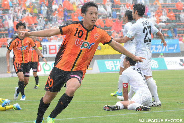 試合終了間際にダメ押しゴールを決めた庄司 悦大（山口）【明治安田Ｊ２ 第16節 山口vs東京Ｖ】