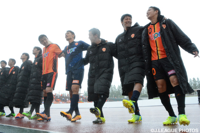 ファン・サポーターと勝利の喜びを分かち合う山口の選手たち【明治安田Ｊ２ 第16節 山口vs東京Ｖ】