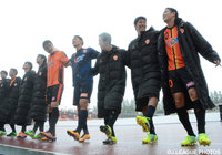 ファン・サポーターと勝利の喜びを分かち合う山口の選手たち【明治安田Ｊ２ 第16節 山口vs東京Ｖ】