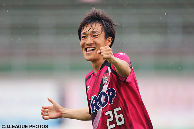 ゴール左隅を狙い澄ました一撃で先制点を決めた田中 奏一（岡山）【明治安田Ｊ２ 第16節 岡山vs熊本】