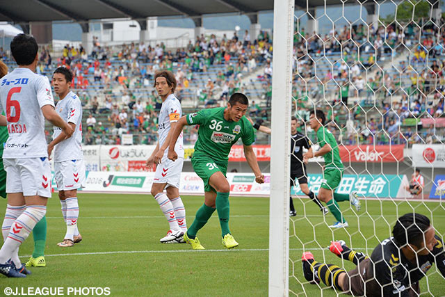 CKを頭で合わせ、今季2点目を挙げた瀧谷 亮（岐阜）【明治安田Ｊ２ 第16節 岐阜vs長崎】