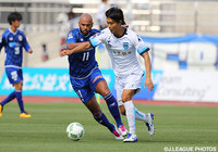 昨季までのチームメイト、ディエゴ（山形）を抑え切った西河 翔吾（横浜FC）【明治安田Ｊ２ 第16節 山形vs横浜FC】