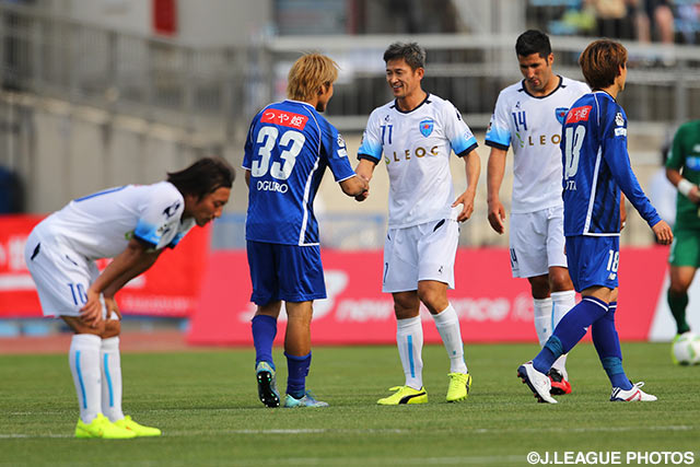 共に交代出場し、握手を交わす大黒 将志（山形）と三浦 知良（横浜FC）【明治安田Ｊ２ 第16節 山形vs横浜FC】